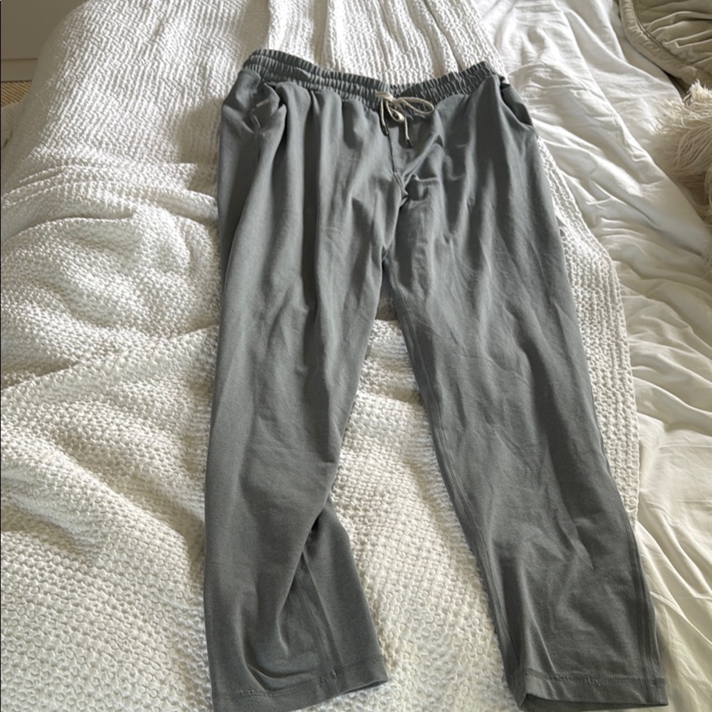 Vuori Men's Gray Casual Pants. Large.